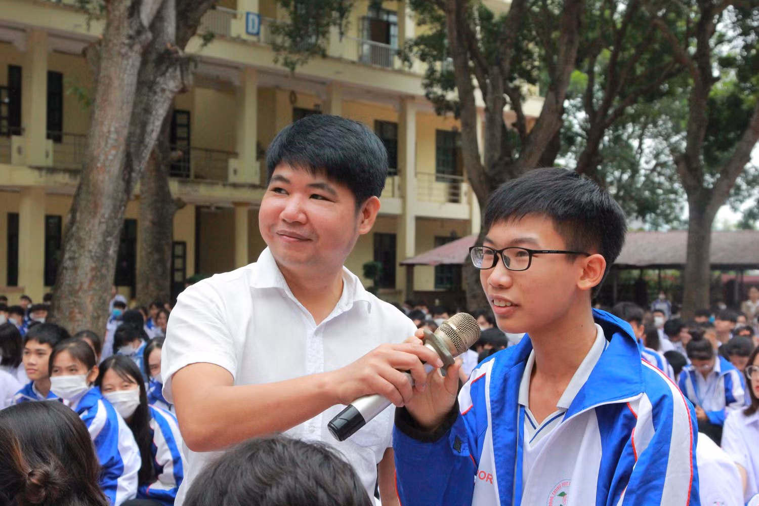 Học sinh Nguyễn Việt Hà đặt câu hỏi tại Hội thảo. Học sinh Nguyễn Việt Hà đặt câu hỏi tại Hội thảo.