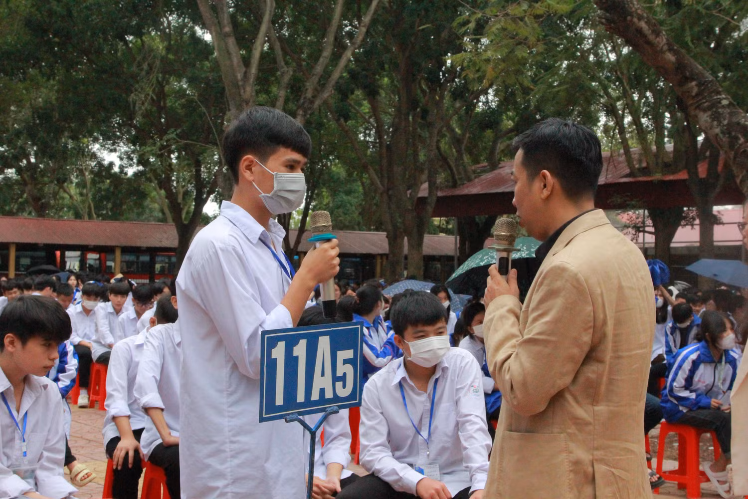 Diễn giả Hoàng Anh Tú chia sẻ với học sinh tại Hội thảo. Diễn giả Hoàng Anh Tú chia sẻ với học sinh tại Hội thảo.