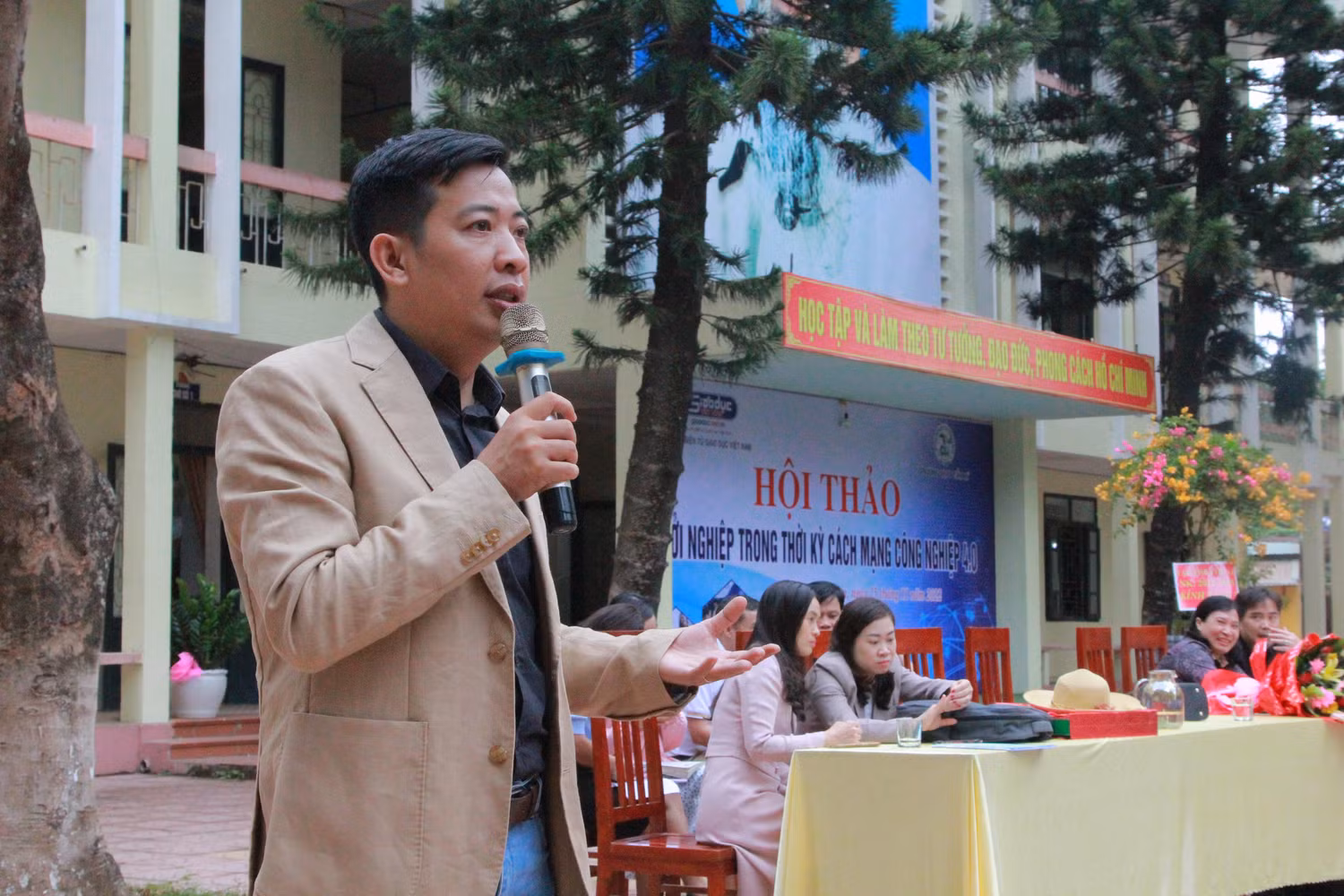 Nhà văn, nhà báo, diễn giả Hoàng Anh Tú - "Anh Chánh văn" đời thứ 2 của Báo Hoa Học Trò. Nhà văn, nhà báo, diễn giả Hoàng Anh Tú - "Anh Chánh văn" đời thứ 2 của Báo Hoa Học Trò.