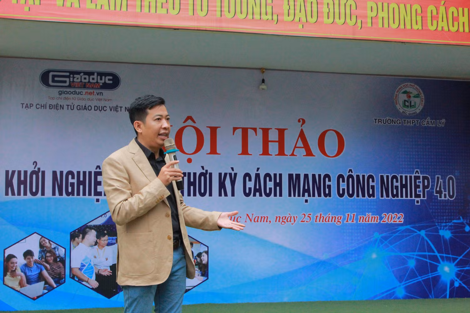 Nhà văn, nhà báo, diễn giả Hoàng Anh Tú chia sẻ tại Hội thảo. Nhà văn, nhà báo, diễn giả Hoàng Anh Tú chia sẻ tại Hội thảo.