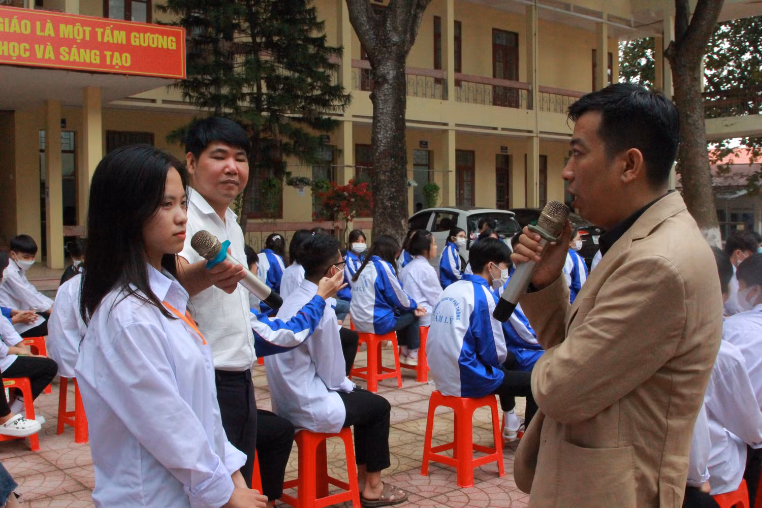 Diễn giả Hoàng Anh Tú giao lưu cùng học sinh. Diễn giả Hoàng Anh Tú giao lưu cùng học sinh.