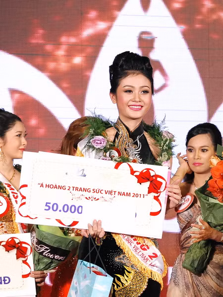 Thí sinh Hồng Kim Thuận đến từ Bạc Liêu giành giải Á hoàng 2
