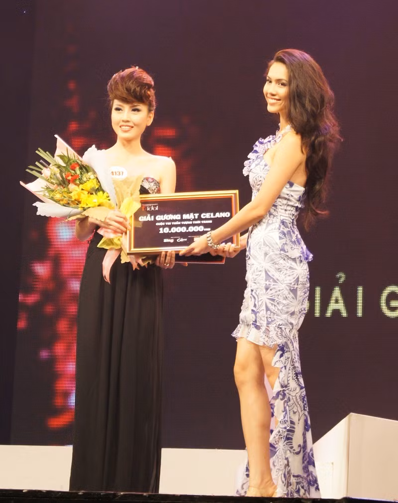 Hoàng My trao giải cho thí sinh đoạt giải gương mặt Celano Hoàng My trao giải cho thí sinh đoạt giải gương mặt Celano