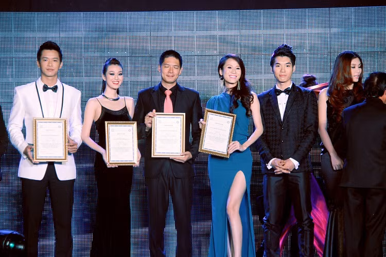 Các người mẫu được tôn vinh: Đức Tiến, Anh Thư, Đức Vĩnh, Bình Minh, Thái Hà, Lan Hương, Trương Thị May, Khánh My, Trương Nam Thành, Lê Khôi Nguyên. Các người mẫu được tôn vinh: Đức Tiến, Anh Thư, Đức Vĩnh, Bình Minh, Thái Hà, Lan Hương, Trương Thị May, Khánh My, Trương Nam Thành, Lê Khôi Nguyên.