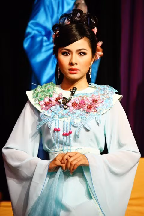 Vân Trang trong một vai diễn cổ trang, Vân Trang là gương mặt điện ảnh có thể vào vai nhiều loại nhân vật khác nhau. Vân Trang trong một vai diễn cổ trang, Vân Trang là gương mặt điện ảnh có thể vào vai nhiều loại nhân vật khác nhau.