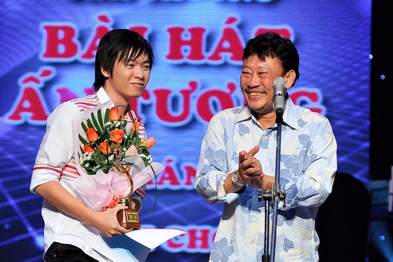 Nhạc sĩ Lê Quang trao giải Bài hát ấn tượng cho ca khúc "Hồ Xuân Hương" của tác giả Toàn Thắng Nhạc sĩ Lê Quang trao giải Bài hát ấn tượng cho ca khúc "Hồ Xuân Hương" của tác giả Toàn Thắng