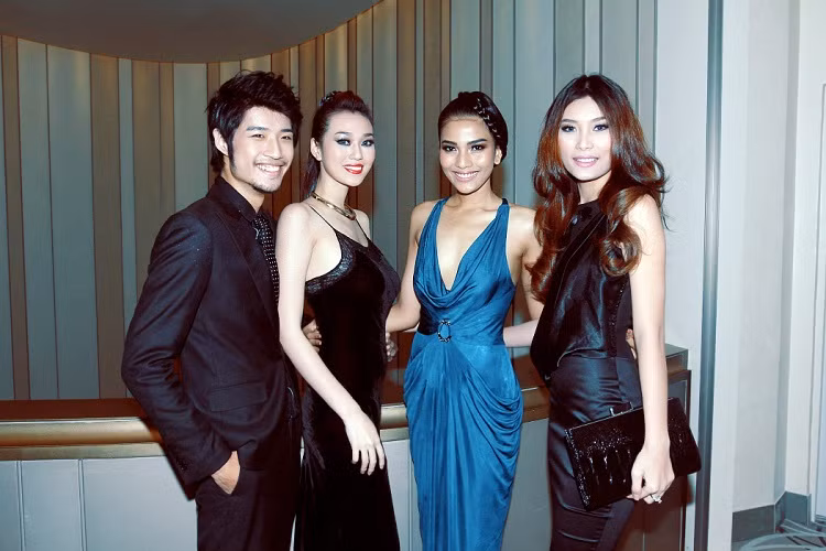 Từ phải sang: Ca sĩ Hồ Vĩnh Anh, Trương Thị May, Khánh My và một người mẫu cũng được vinh danh trong đêm đặc biệt này Từ phải sang: Ca sĩ Hồ Vĩnh Anh, Trương Thị May, Khánh My và một người mẫu cũng được vinh danh trong đêm đặc biệt này