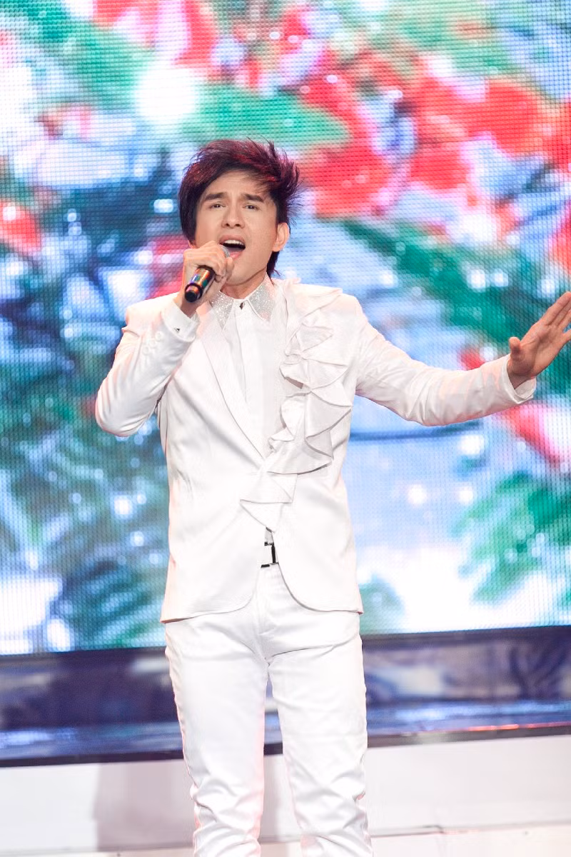 “Anh Bo” Đan Trường sau thành công của liveshow Con sóng yêu thương diễn ra gần đây cũng bắt đầu xuất hiện dày đặc ở các chương trình ca nhạc lớn nhỏ. Mặc dù đã đi qua thời vàng son nhưng Đan Trường vẫn rất vững vàng phong độ, sức hút của anh vẫn rất lớn đối với khán giả. Anh hát hai ca khúc Tuyết mùa hè và Đau xót lý con cua được dàn dựng công phu kết hợp với màn vũ đạo dễ thương, vui nhộn, tạo thích thú cho khán giả. “Anh Bo” Đan Trường sau thành công của liveshow Con sóng yêu thương diễn ra gần đây cũng bắt đầu xuất hiện dày đặc ở các chương trình ca nhạc lớn nhỏ. Mặc dù đã đi qua thời vàng son nhưng Đan Trường vẫn rất vững vàng phong độ, sức hút của anh vẫn rất lớn đối với khán giả. Anh hát hai ca khúc Tuyết mùa hè và Đau xót lý con cua được dàn dựng công phu kết hợp với màn vũ đạo dễ thương, vui nhộn, tạo thích thú cho khán giả.