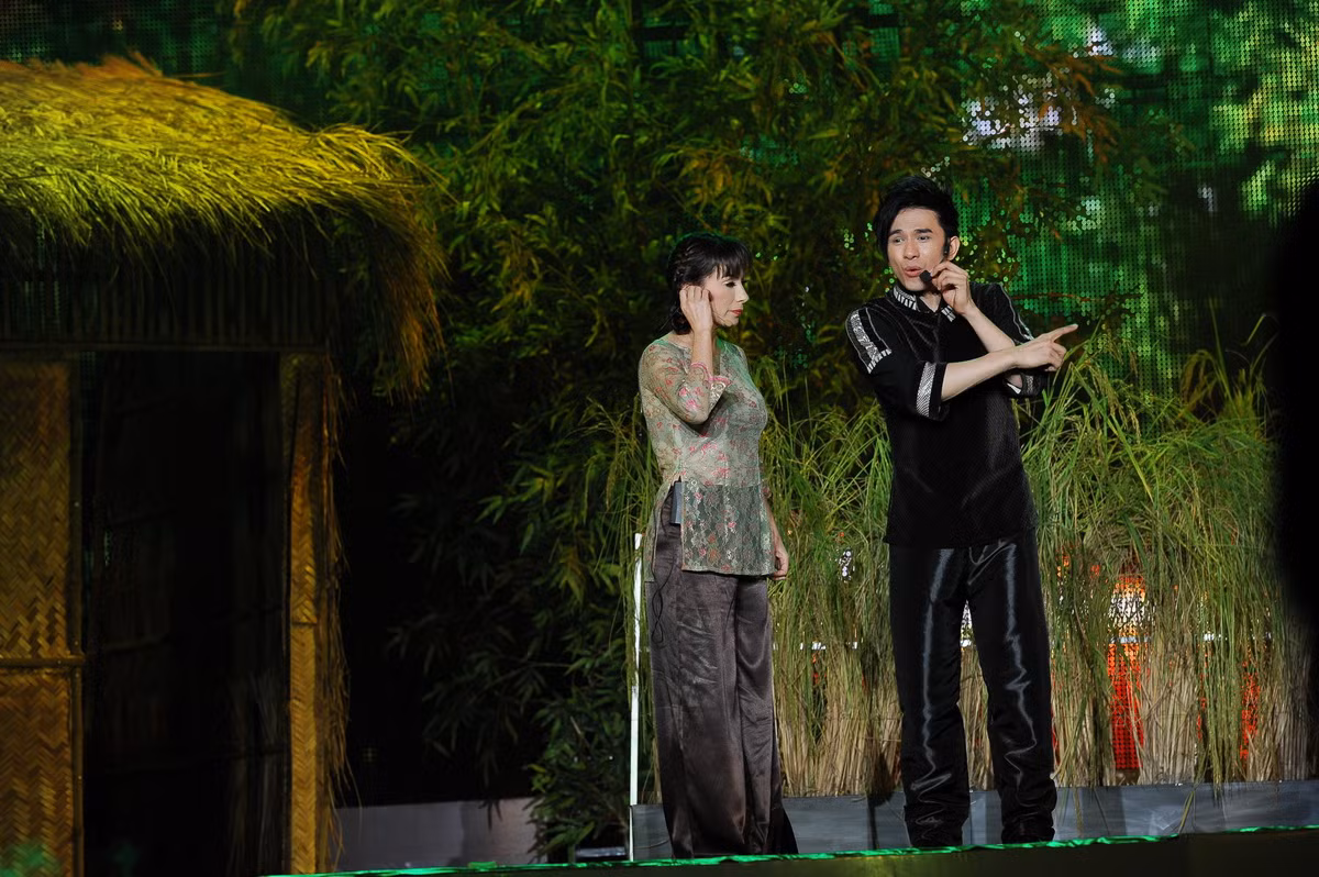 Tiết mục song ca với Phi Nhung cũng rất đỗi ngọt ngào. Đêm diễn khép lại với sự cổ vũ của khán giả, sự biểu diễn hết mình của Đan Trường và các khách mời, đây là dấu ấn khó phai trong những ngày đi hát sắp tới của anh.