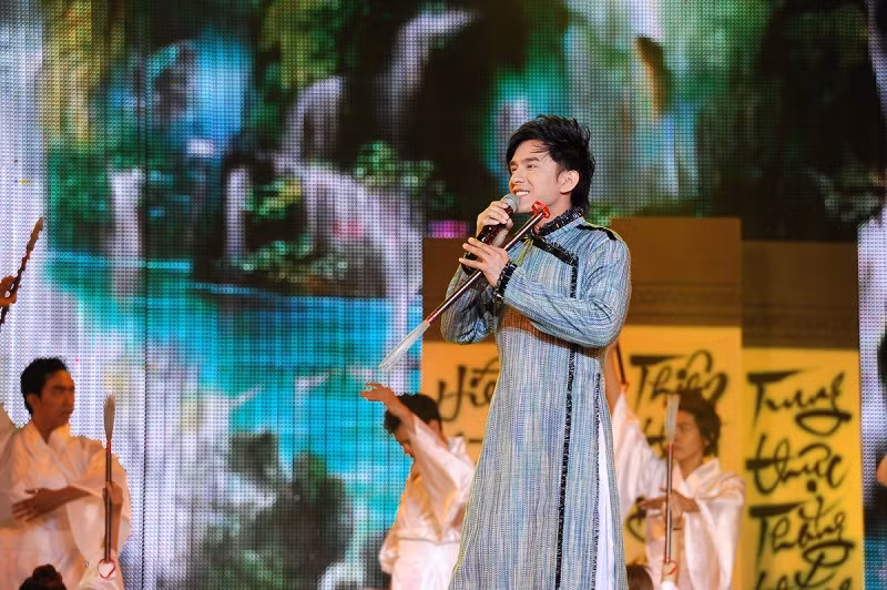 Ngoài những ca khúc nhạc trẻ, Đan Trường còn rất được yêu mến qua những bài hát mang âm hưởng dân ca.