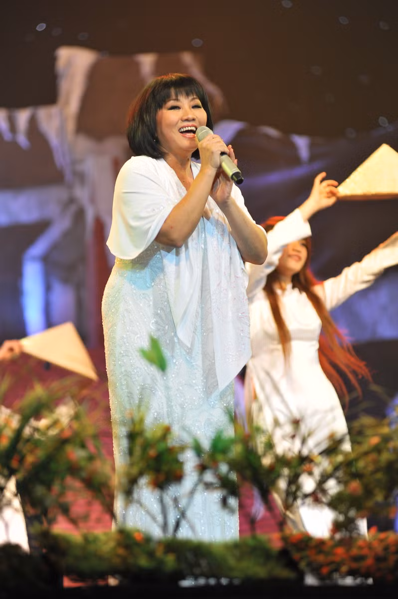 Như một giọng hát "vượt thời gian", ca sĩ Cẩm Vân trải lòng qua hai cung bậc cảm xúc khác nhau Đêm đông và Sài Gòn đẹp lắm