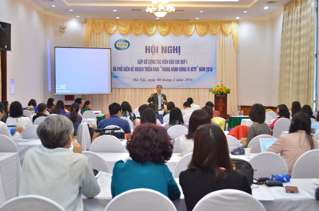 Thông tin về “Tháng hành động vì an toàn thực phẩm” được Cục An toàn thực phẩm chia sẻ trong buổi gặp gỡ cộng tác viên báo chí Quý 1/ 2016 diễn ra sáng 8/4/2016 - Ảnh: H.Lực