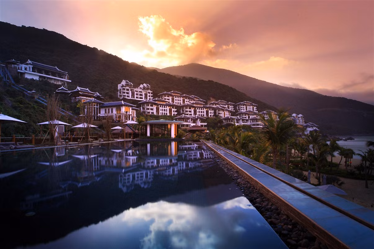 Nằm bờ biển của bán đảo Sơn Trà, Đà Nẵng thơ mộng Khu nghỉ dưỡng InterContinental® Danang Sun Peninsula Resort đạt được mức độ hài lòng cao nhất của khách hàng.