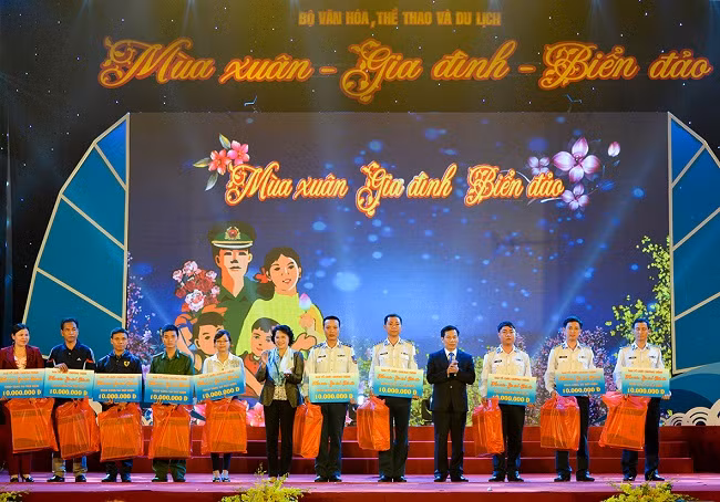Bà Nguyễn Thị Kim Ngân, Ủy viên Bộ Chính trị, Chủ tịch Quốc hội nước CHXHCNVN và ông Nguyễn Ngọc Thiện, Bộ trưởng Bộ Văn hóa, Thể thao và Du lịch trao quà và sổ tiết kiệm cho các chiến sĩ và gia đình chiến sĩ