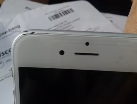 Dù Cdiscounnt.vn cam kết bán sản phẩm chính hãng mới 100% tuy nhiên theo anh Hùng chiếc iPhone 6 anh mua bóc ra đã có vết trầy xước - ảnh do anh Hùng cung cấp.