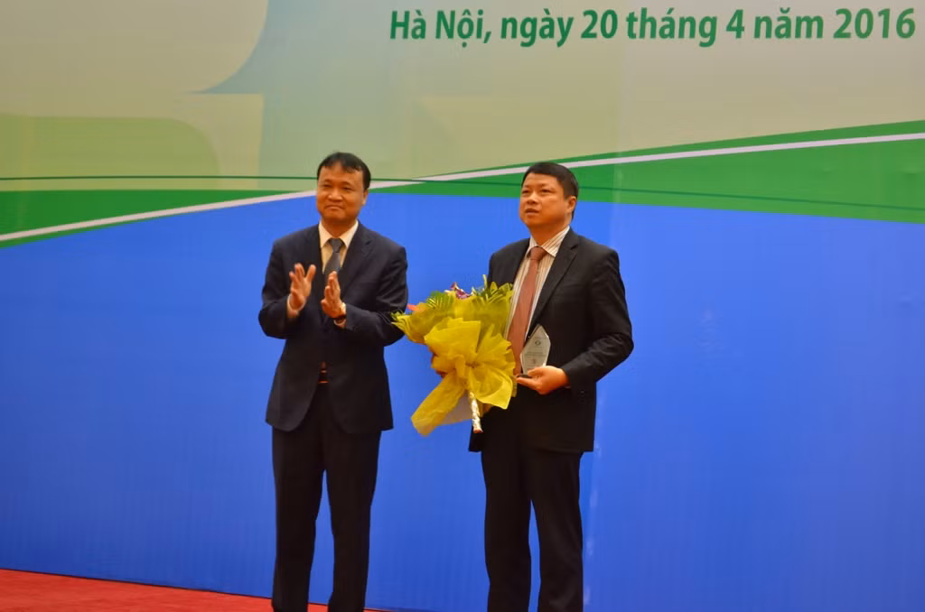 Thứ trưởng Bộ Công thương Đỗ Thắng Hải đã trao tặng phẩm và hoa cho ông Nguyễn Văn Du – Phó Tổng giám đốc VietinBank vì những đóng góp cho "Chương trình Thương hiệu quốc gia" Thứ trưởng Bộ Công thương Đỗ Thắng Hải đã trao tặng phẩm và hoa cho ông Nguyễn Văn Du – Phó Tổng giám đốc VietinBank vì những đóng góp cho "Chương trình Thương hiệu quốc gia"