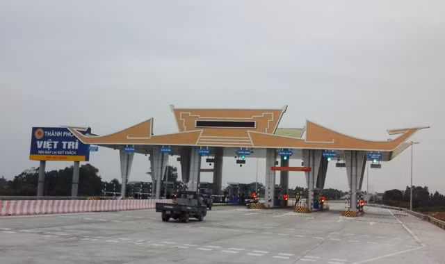 Dân vây trạm thu phí Hạc Trì: Phải làm rõ việc đặt trụ bê tông ngăn cầu Việt Trì ảnh 2