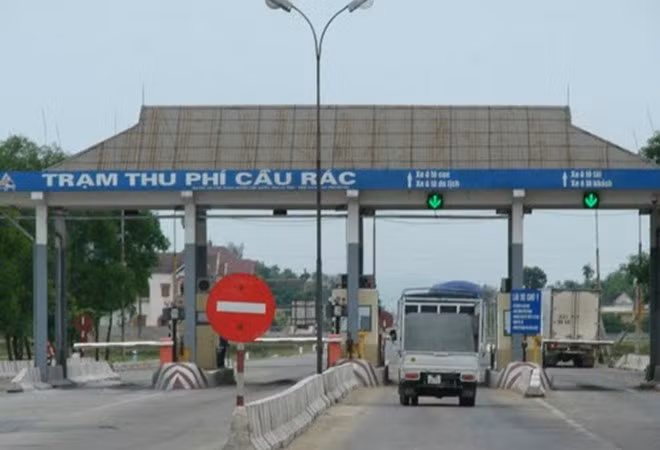 Trạm thu phí Cầu Rác (Hà Tĩnh) gây bức xúc khi người dân không đi đường BOT nhưng vẫn phải nộp phí - ảnh nguồn Báo Tài nguyên môi trường.