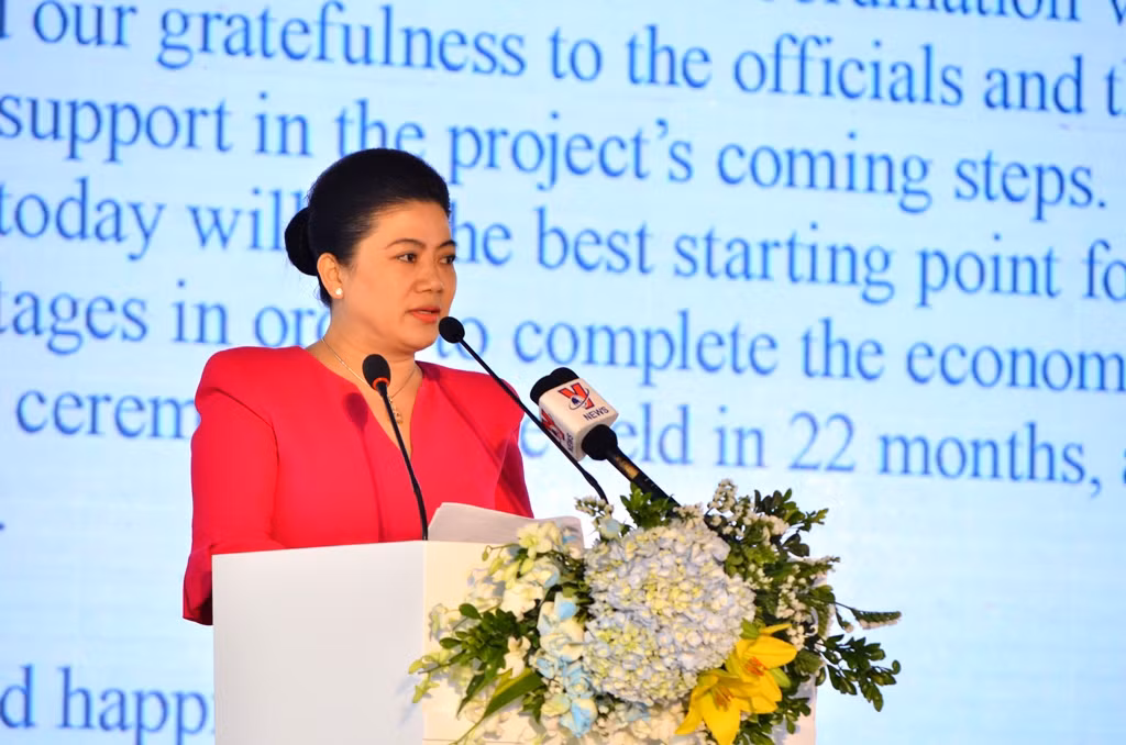Bà Đỗ Thị Kim Liên - Chủ tịch Hội đồng quản trị Công ty Cổ phần nước mặt sông Đuống phát biểu tại Lễ khởi công. ảnh: H.Lực.