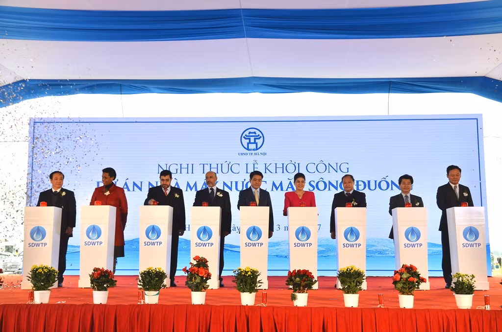 Đại biểu bấm nút chính thức khởi công dự án Nhà máy Nước mặt sông Đuống - ảnh trong bài: H.Lực.