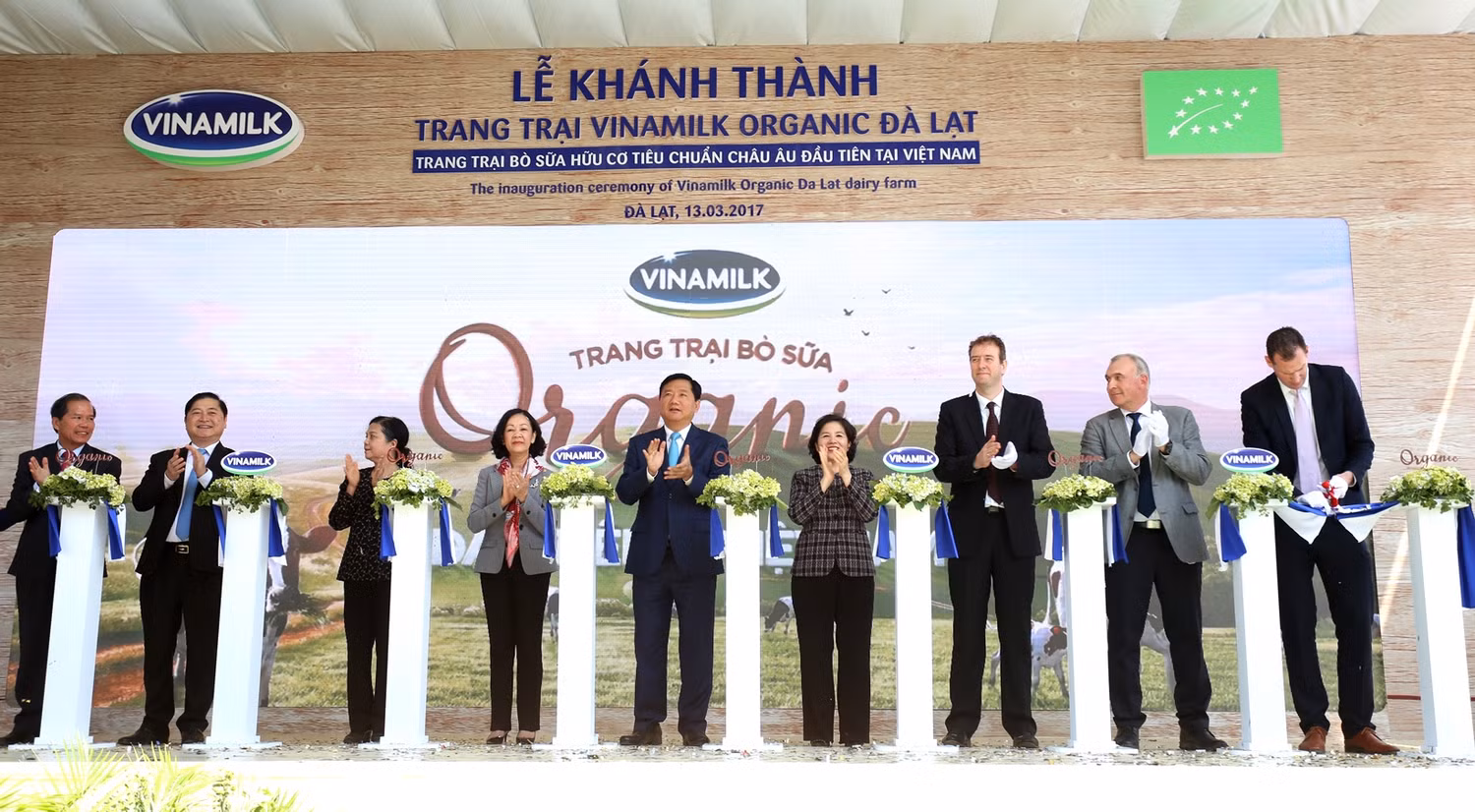 Nghi thức cắt băng Khánh thành Trang trại Organic Đà Lạt, mở rộng hành trình mang những sản phẩm sữa tươi 100% Organic đạt chuẩn Châu Âu đầu tiên tại Việt Nam đến với người tiêu dùng - ảnh nguồn Vinamilk. Nghi thức cắt băng Khánh thành Trang trại Organic Đà Lạt, mở rộng hành trình mang những sản phẩm sữa tươi 100% Organic đạt chuẩn Châu Âu đầu tiên tại Việt Nam đến với người tiêu dùng - ảnh nguồn Vinamilk.