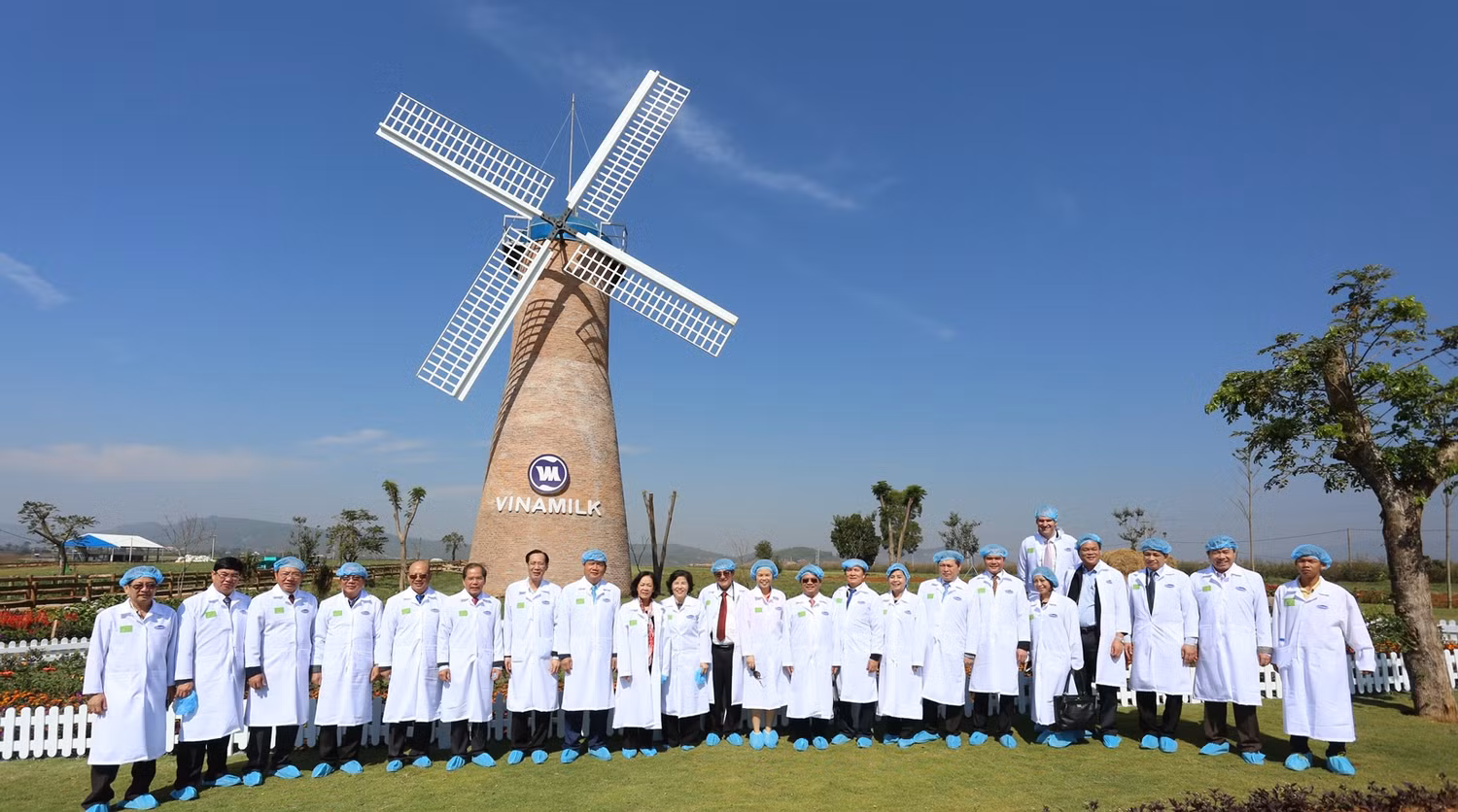 Đại biểu thăm quan trang trại trại bò sữa tiêu chuẩn organic Châu Âu đầu tiên tại Việt Nam của Vinamilk - ảnh nguồn Vinamilk Đại biểu thăm quan trang trại trại bò sữa tiêu chuẩn organic Châu Âu đầu tiên tại Việt Nam của Vinamilk - ảnh nguồn Vinamilk