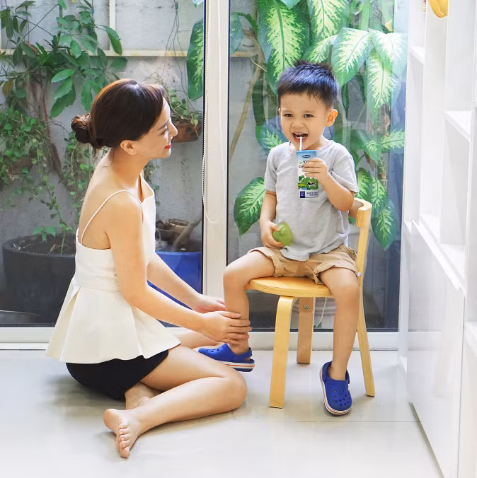 Sữa tươi Vinamilk 100% Organic được Hannah lựa chọn cho sức khỏe của cả gia đình. Sữa tươi Vinamilk 100% Organic được Hannah lựa chọn cho sức khỏe của cả gia đình.