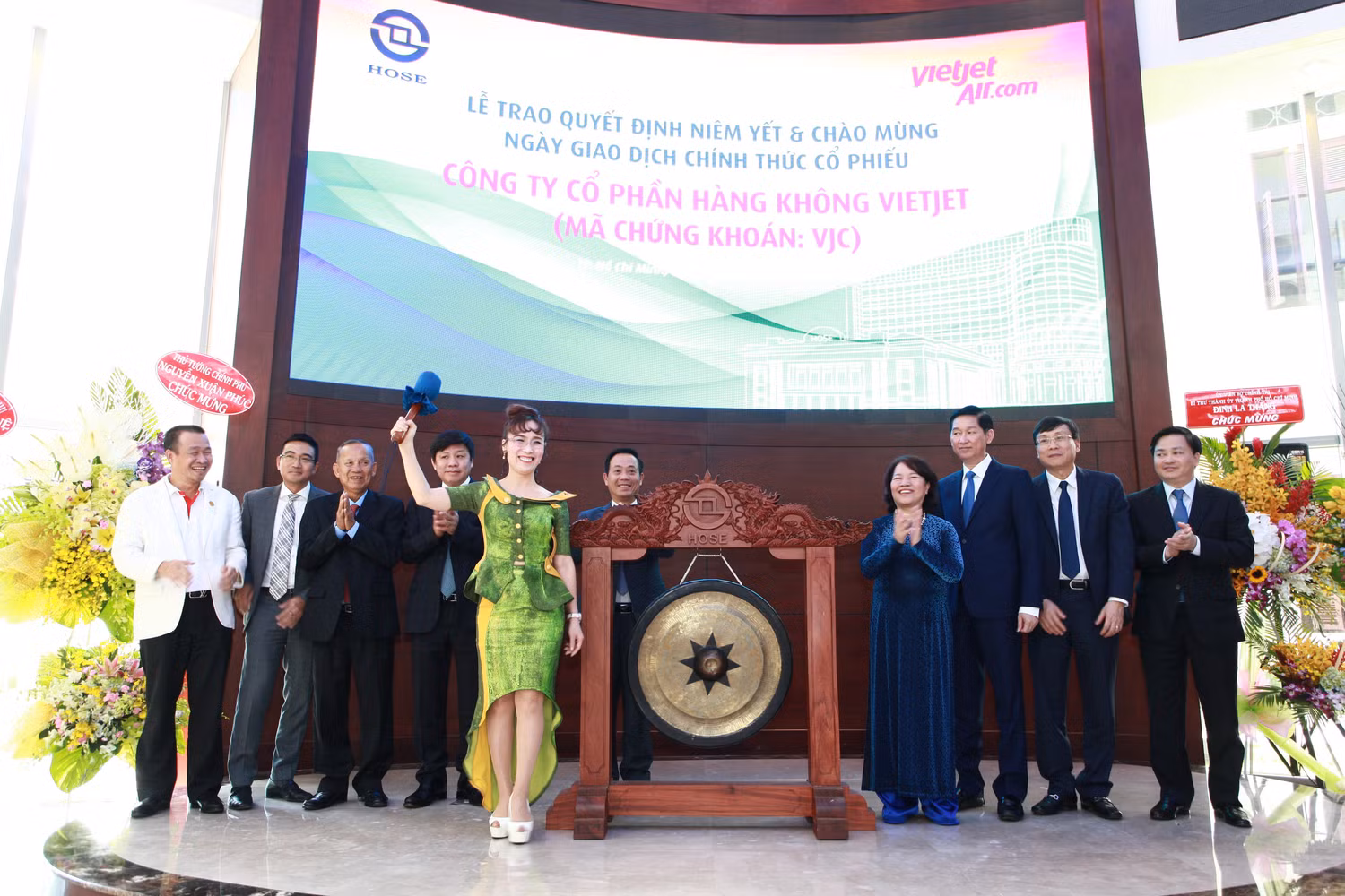 Bà Nguyễn Thị Phương Thảo Tổng giám đốc Vietjet đánh cồng phiên giao dịch đầu tiên của Vietjet trước sự chứng kiến của quan khách - ảnh nguồn Vietjet.
