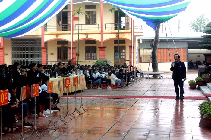 Giáo sư Nguyễn Lân Dũng say sưa chia sẻ với hơn 1000 em học sinh cùng các thầy cô (Ảnh Vũ Ninh) Giáo sư Nguyễn Lân Dũng say sưa chia sẻ với hơn 1000 em học sinh cùng các thầy cô (Ảnh Vũ Ninh)