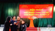 Giáo sư Nguyễn Lân Dũng ký tặng sách cho thầy cô trong trường (Ảnh: Vũ Ninh) Giáo sư Nguyễn Lân Dũng ký tặng sách cho thầy cô trong trường (Ảnh: Vũ Ninh)