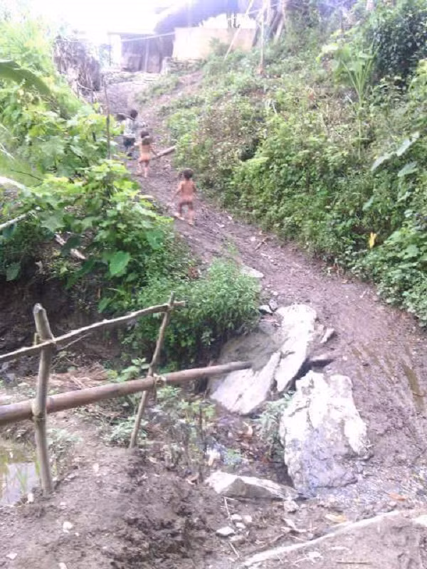 Nam Cao là một xã thuộc vùng núi nghèo của huyện Bảo Lâm, tỉnh Cao Bằng. Với diện tích 75,07 km2, dân số 2.587 người, cây lương thực chính chủ yếu là ngô. Đời sống kinh tế của bà con ở đây còn nhiều thiếu thốn, lương thực không đủ ăn, quần áo không đủ mặc, nhà lại thường đông con. Bởi thế, con đường đến với cái chữ của các em học sinh nơi đây gặp vô vàn khó khăn. Ảnh: Cô giáo Trương Thị Nga