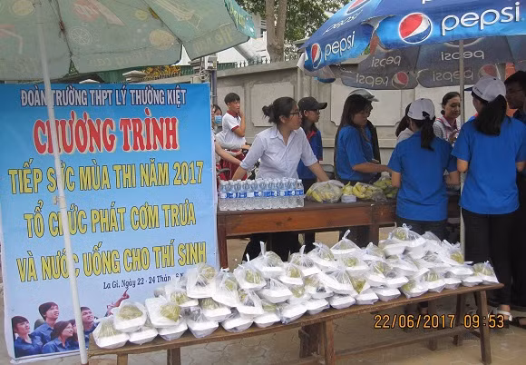 Hình ảnh thanh niên tình nguyện phát cơm miễn phí cho các thí sinh. (Ảnh: tác giả Phan Tuyết)