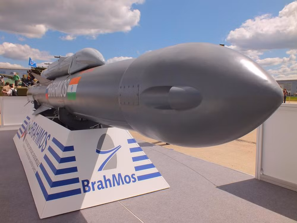 BrahMos là tên lửa hành trình siêu thanh có khả năng tấn công các mục tiêu trên mặt nước với độ cao thấp hơn 10 m. Nó có thể đạt vận tốc 2,8 Mach và có tầm hoạt động tối đa là 290 km. Nó nhanh hơn 3,5 lần so với tên lửa hành trình Harpoon của Hoa Kỳ vốn bay dưới tốc độ âm thanh. Mẫu tên lửa phóng phóng từ máy bay (BrahMos A) có thể mang đầu đạn nặng 300 kg. BrahMos là tên lửa hành trình siêu thanh có khả năng tấn công các mục tiêu trên mặt nước với độ cao thấp hơn 10 m. Nó có thể đạt vận tốc 2,8 Mach và có tầm hoạt động tối đa là 290 km. Nó nhanh hơn 3,5 lần so với tên lửa hành trình Harpoon của Hoa Kỳ vốn bay dưới tốc độ âm thanh. Mẫu tên lửa phóng phóng từ máy bay (BrahMos A) có thể mang đầu đạn nặng 300 kg.