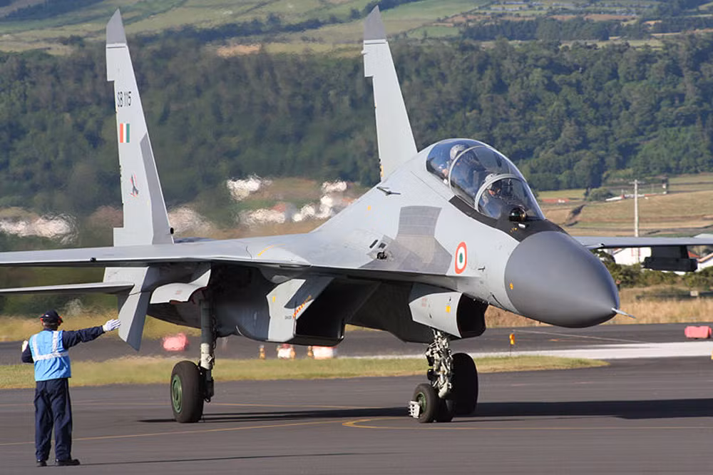 Hiện nay có 5 phi đội với khoảng 20 máy bay Su-30MKI đang phục vụ trong quân đội Ấn Độ. Thống kê những đơn đặt hàng trước đây thì quân đội Ấn Độ sẽ có trong trang bị của mình 270 đơn vị máy bay Su. (Trong ảnh là chiến đấu cơ Su-30MKI của Không quân Ấn Độ.) Hiện nay có 5 phi đội với khoảng 20 máy bay Su-30MKI đang phục vụ trong quân đội Ấn Độ. Thống kê những đơn đặt hàng trước đây thì quân đội Ấn Độ sẽ có trong trang bị của mình 270 đơn vị máy bay Su. (Trong ảnh là chiến đấu cơ Su-30MKI của Không quân Ấn Độ.)