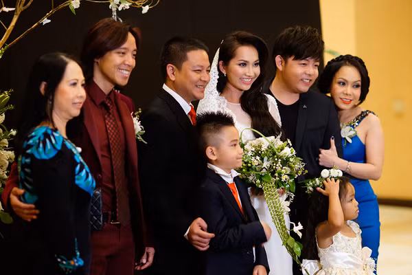 Đông đảo nghệ sĩ hải ngoại, trong đó có vợ danh hài Chí Tài (trái), gia đình danh hài Việt Hương, ca sĩ Quang Lê... đã đến chúc mừng hạnh phúc. Đông đảo nghệ sĩ hải ngoại, trong đó có vợ danh hài Chí Tài (trái), gia đình danh hài Việt Hương, ca sĩ Quang Lê... đã đến chúc mừng hạnh phúc.