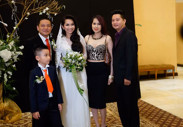 Diễn viên Minh Thư của phim "Gái nhảy" đang ở Mỹ cũng đến chia vui với cô dâu Kim Hiền trong ngày trọng đại. Diễn viên Minh Thư của phim "Gái nhảy" đang ở Mỹ cũng đến chia vui với cô dâu Kim Hiền trong ngày trọng đại.