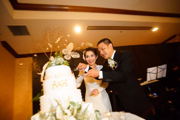 Đến giờ làm lễ, tân lang, tân nương tay trong tay tiến vào phòng tiệc. Trước khi thực hiện các nghi lễ cắt bánh, Kim Hiền đã thay bộ váy cưới ren trắng khác. Đây là trang phục mà cô đặt may riêng của nhà thiết kế Minh Tú. Đến giờ làm lễ, tân lang, tân nương tay trong tay tiến vào phòng tiệc. Trước khi thực hiện các nghi lễ cắt bánh, Kim Hiền đã thay bộ váy cưới ren trắng khác. Đây là trang phục mà cô đặt may riêng của nhà thiết kế Minh Tú.