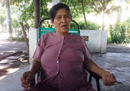 Cụ bà 80 tuổi đầy bệnh tật buồn bã kể lại vụ việc xảy ra với gia đình mình. Cụ bà 80 tuổi đầy bệnh tật buồn bã kể lại vụ việc xảy ra với gia đình mình.