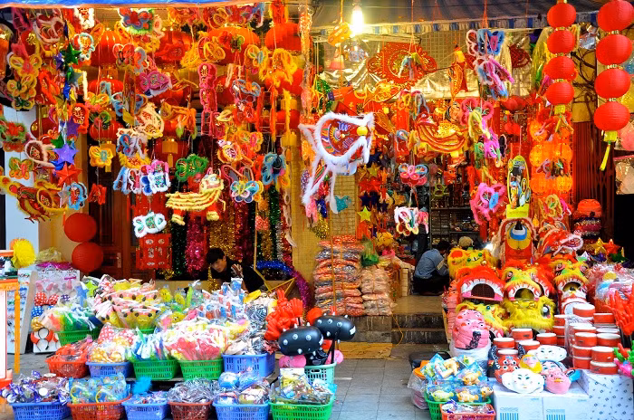 Những cửa hàng lung linh màu sắc trên phố Hàng Mã vào những ngày giáp Trung thu.