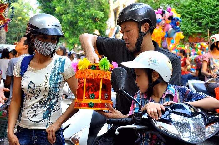 Đèn kéo quân cũng là mặt hàng được nhiều người lựa trong trong Tết Trung thu với nhiều ý nghĩa truyền thống. Giá của đèn kéo quân loại nhỏ và vừa cũng chỉ giao động 25.000 – 50.000 đồng/chiếc.