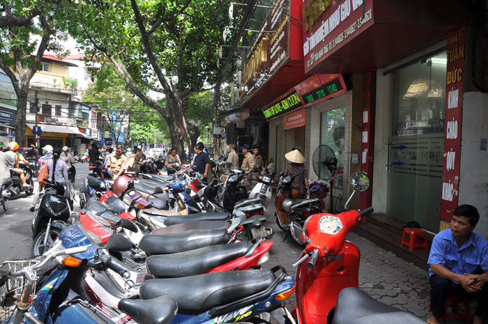 Vỉa hè trước các cửa hàng trên đường Trần Nhân Tông chật kín Vỉa hè trước các cửa hàng trên đường Trần Nhân Tông chật kín