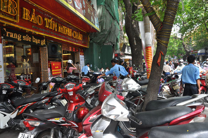 Các cửa hàng của Công ty vàng bạc Bảo Tín Minh Châu luôn được nhiều khách hàng chọn là nơi để mua bán vàng. Các cửa hàng của Công ty vàng bạc Bảo Tín Minh Châu luôn được nhiều khách hàng chọn là nơi để mua bán vàng.