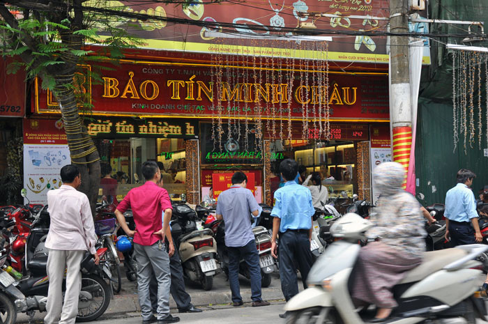 Từ 8h, người dân Hà Nội đã đổ xô tới các cửa hàng vàng Từ 8h, người dân Hà Nội đã đổ xô tới các cửa hàng vàng