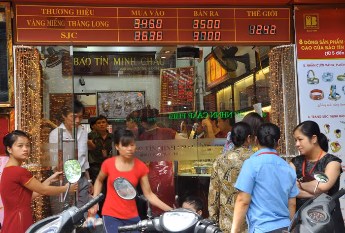 Vàng lao dốc: Người dân Hà Nội đổ xô đi mua