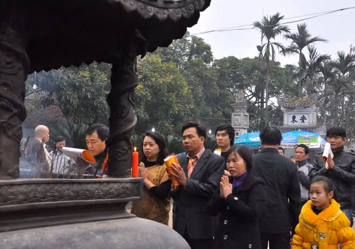 Lấy được ấn nhiều người không quên thắp hương để cầu xin sự may mắn trước khi ra về.