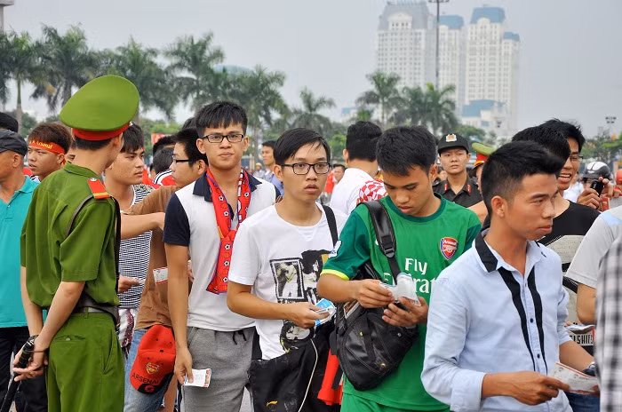 Người hâm mộ háo hức xếp hàng quan trạm soát vé