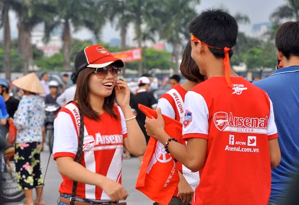 Những khoảnh khắc vui vẻ của người hâm mộ trước khi buổi tập của CLB Arsenal.