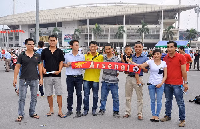Nhiều nhóm vui vẻ chụp hình kỉ niệm với băng cuốn Arsenal trước cổng sân Mỹ Đình.