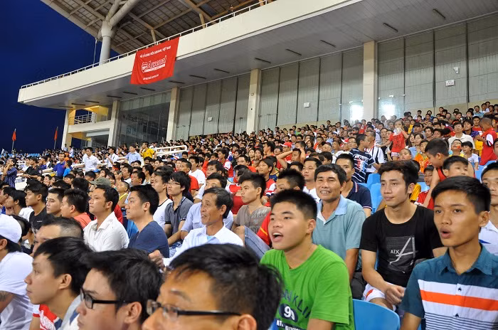Các khán đài A, B trật kín các CĐV hò reo khi thấy các Pháo thủ tập luyện.
