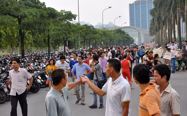 Khu vực trước cổng sân vận động Mỹ Đình trật kín CĐV yêu thể thao.